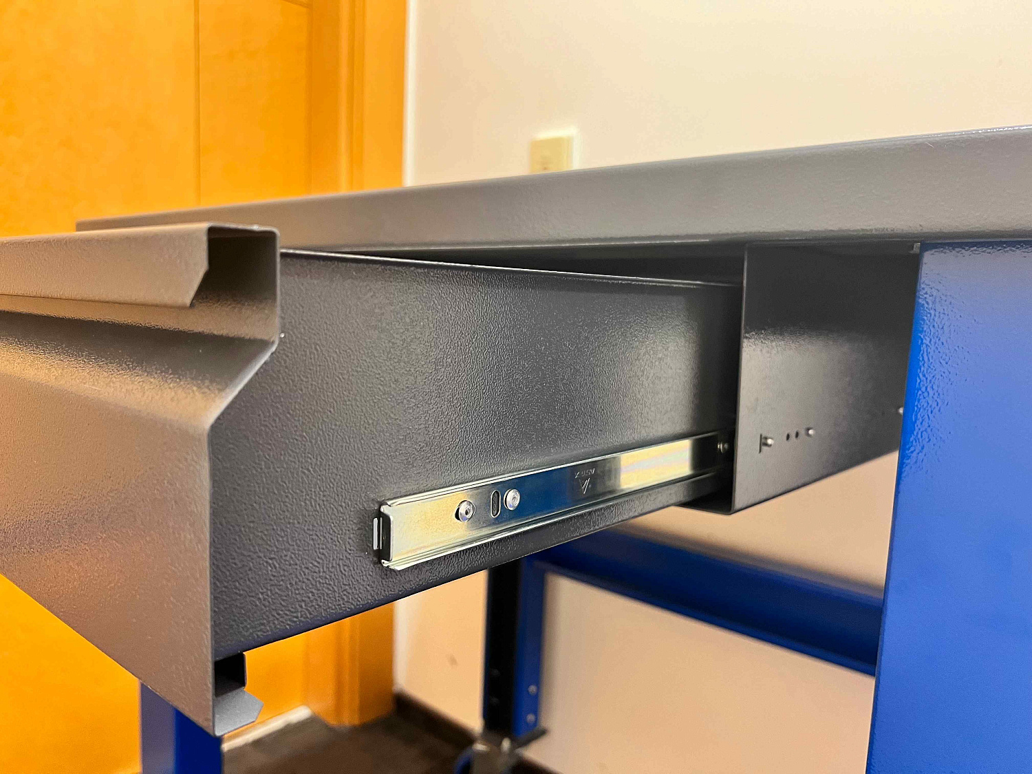 PLC 10.3 Стол металлический промышленный 1000х700 мм с тумбой